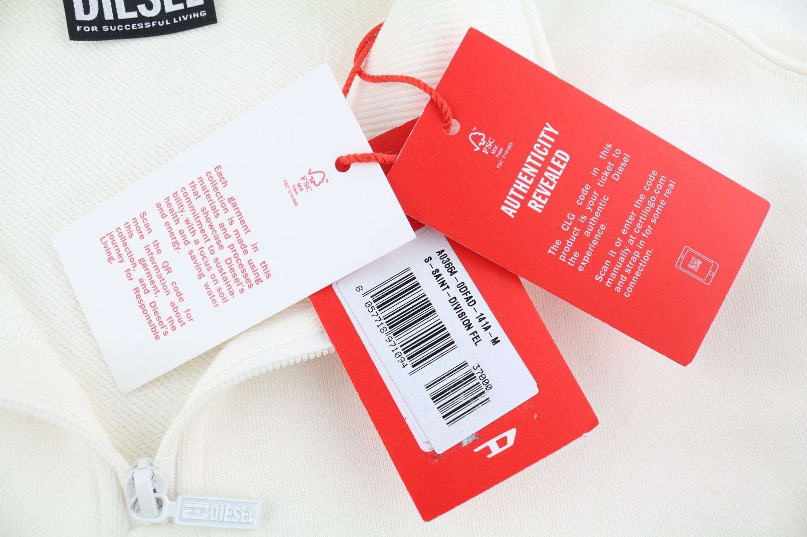 DIESEL S-Saint-Division vyriškas džemperis M, baltas, su puse užtrauktuko apykaklės, rekomenduojama kaina – 225 € 