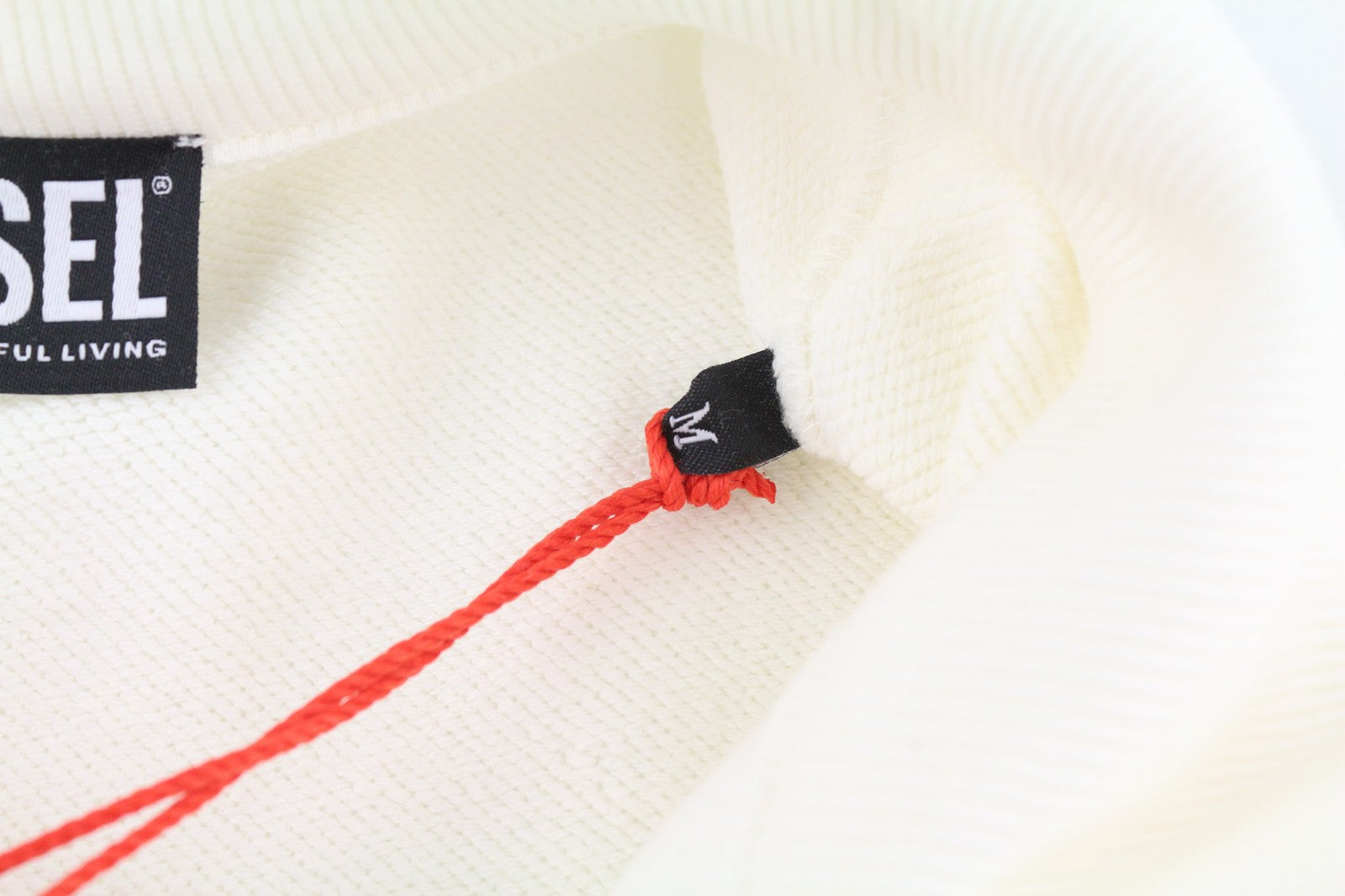 DIESEL S-Saint-Division vyriškas džemperis M, baltas, su puse užtrauktuko apykaklės, rekomenduojama kaina – 225 € 