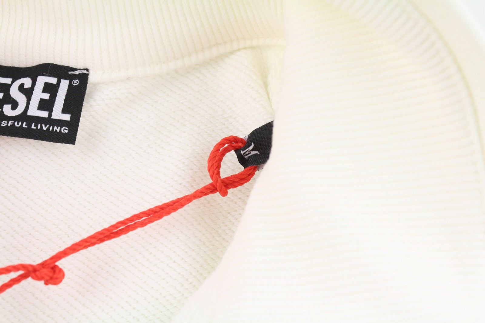 DIESEL S-Saint-Division vyriškas džemperis M su puse užtrauktuko apykakle, rekomenduojama kaina – 225 € 