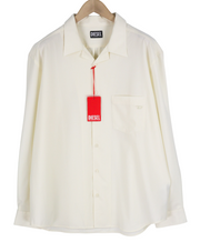 DIESEL S-Wooly vyriški marškinėliai, XL dydžio, vilnoniai marškinėliai su sagomis užsegamomis kišenėmis, su įpjovomis, šviesiai rudi. Rekomenduojama kaina – 195 €. 