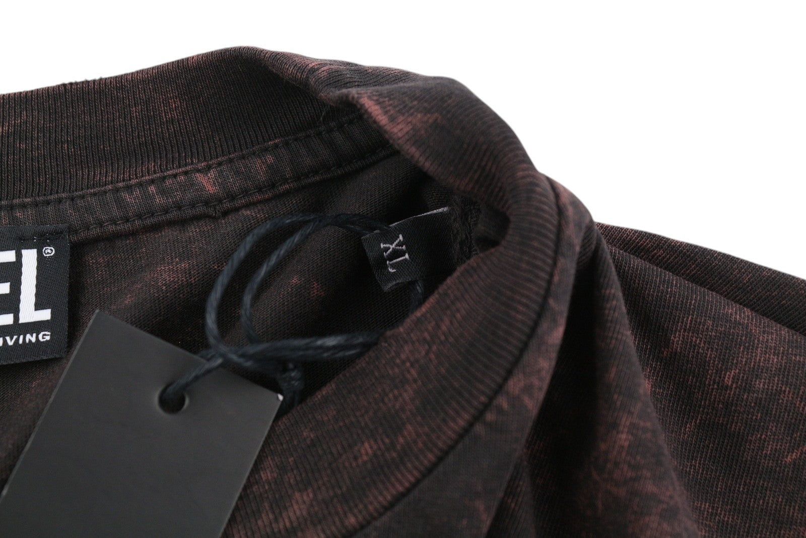 DIESEL T-Glyn vyriški marškinėliai XL dydžio ilgomis rankovėmis, su rūgštimi skalbto efekto apvalia kaklo iškirpte, rekomenduojama kaina – 125 € 