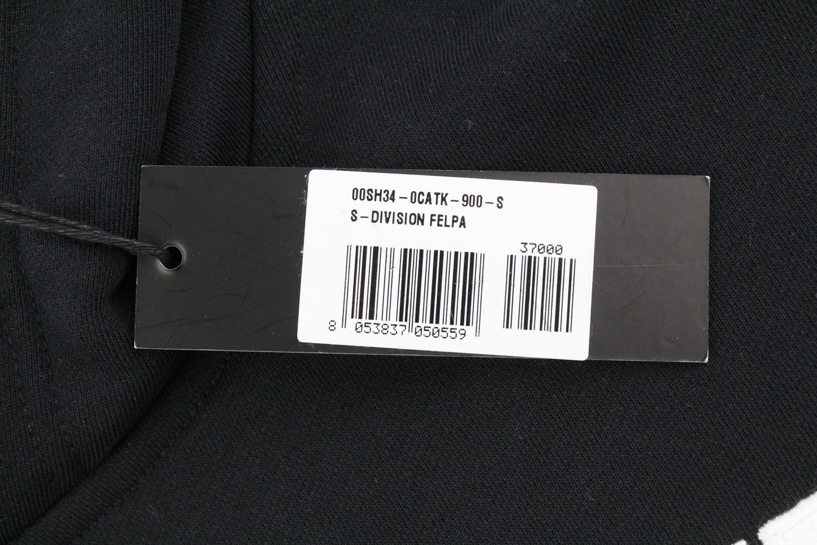 DIESEL S-Division vyriškas džemperis su gobtuvu S dydžio, tamsiai juodas, su gobtuvu priekyje, rekomenduojama kaina – 140 € 