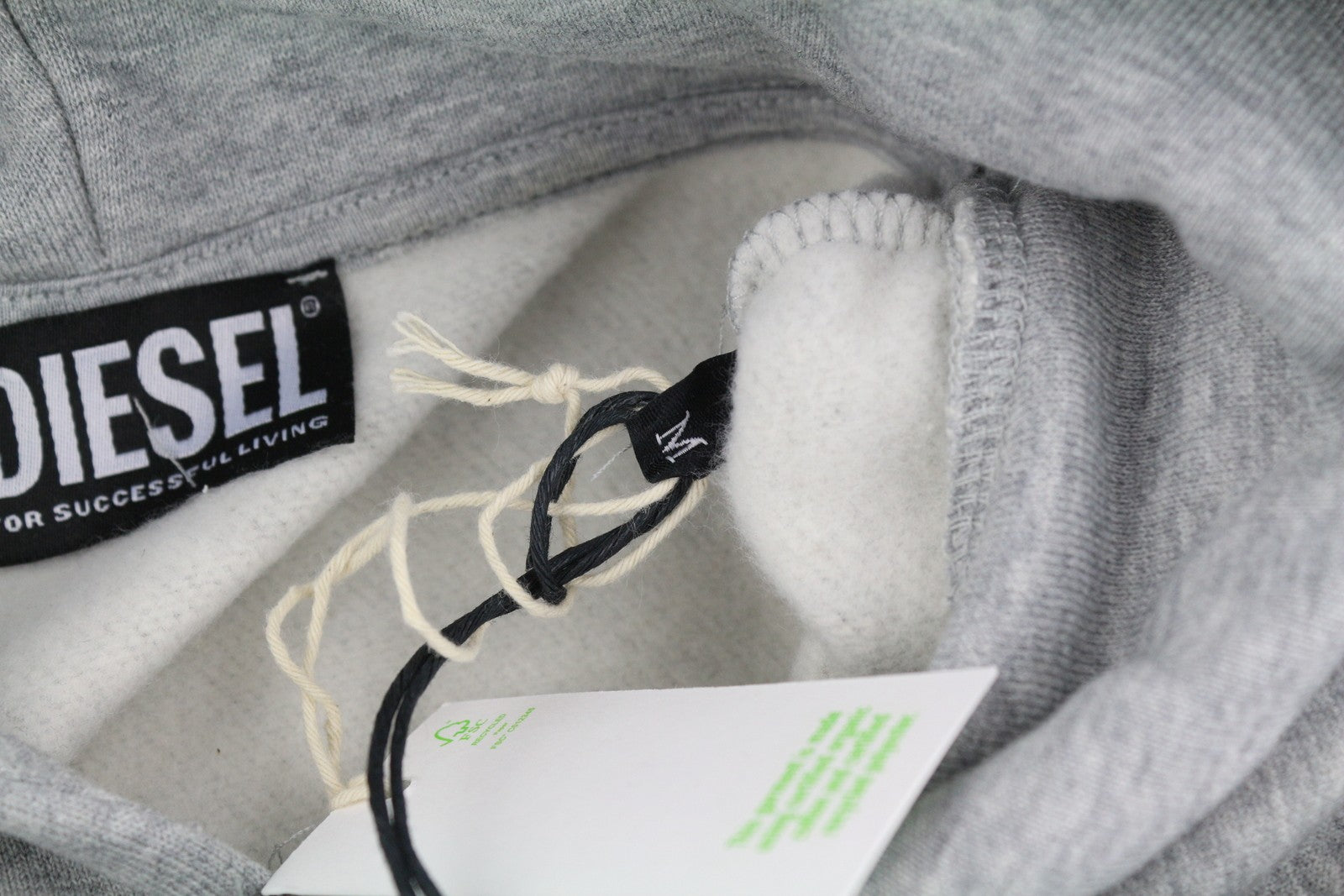 DIESEL S-Girk-Hood-B8 vyriškas džemperis su gobtuvu M pilkos spalvos melanžo spalvos su kengūros gobtuvu, rekomenduojama kaina – 130 € 