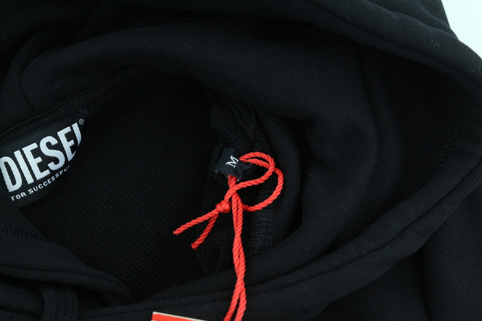 DIESEL S-Ginn-Hood-C7 vyriškas džemperis su gobtuvu M, juodas, su kengūros kišene, rekomenduojama kaina – 150 € 