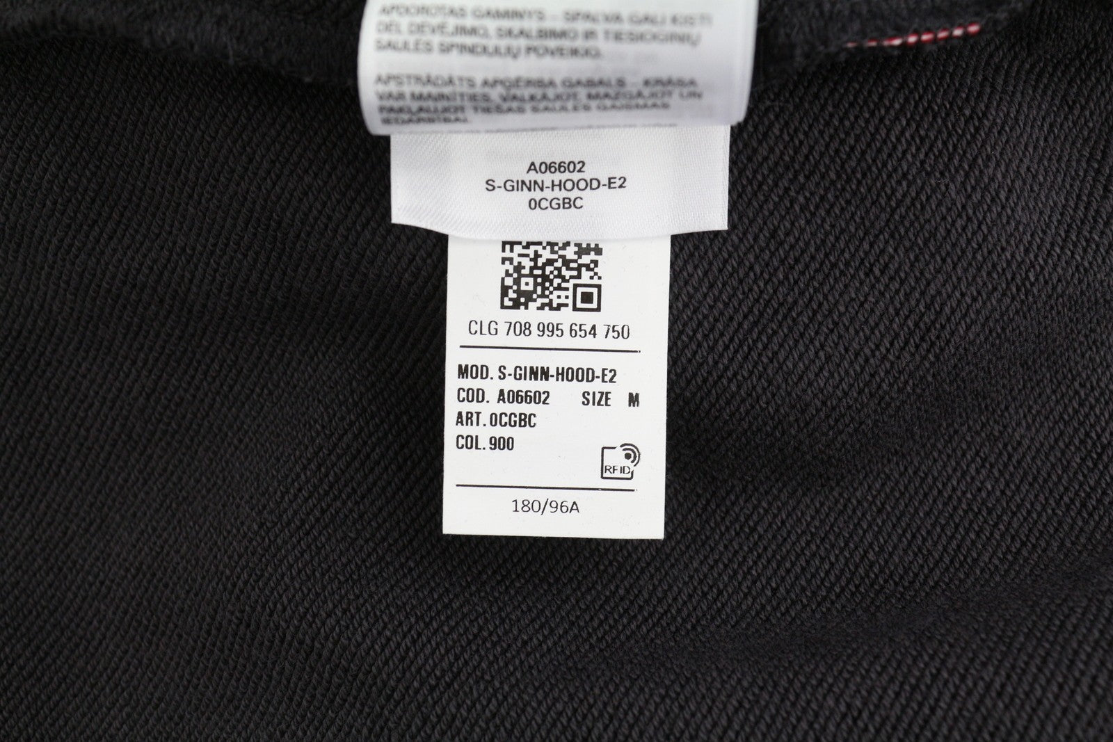 DIESEL S-Ginn-Hood-E2 vyriškas džemperis su gobtuvu M, skalbtos juodos spalvos, kengūros spalvos, rekomenduojama kaina – 195 € 