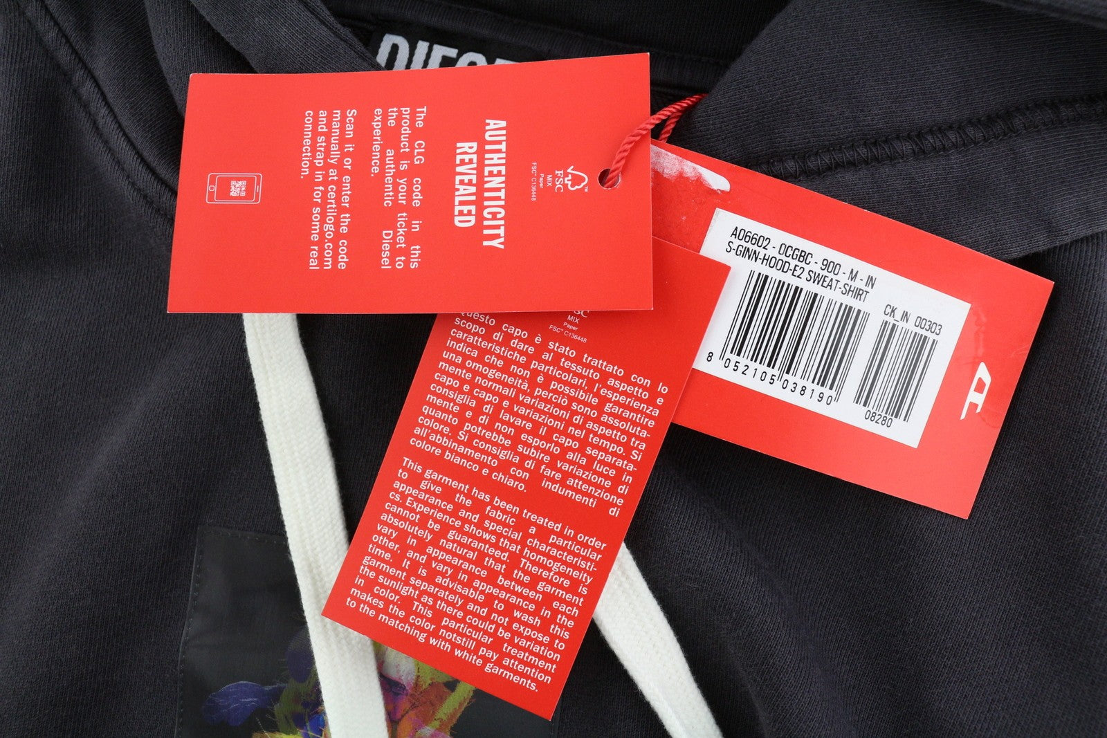 DIESEL S-Ginn-Hood-E2 vyriškas džemperis su gobtuvu M, skalbtos juodos spalvos, kengūros spalvos, rekomenduojama kaina – 195 € 