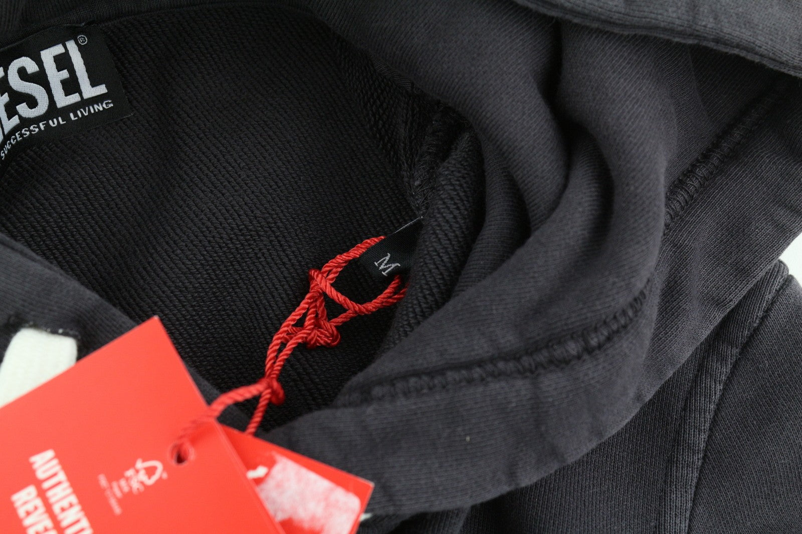 DIESEL S-Ginn-Hood-E2 vyriškas džemperis su gobtuvu M, skalbtos juodos spalvos, kengūros spalvos, rekomenduojama kaina – 195 € 