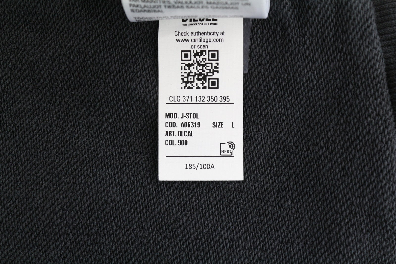 DIESEL J-Stol vyriška striukė L su skalbta juoda spalva, pilnai užtrauktuku, rekomenduojama kaina – 275 € (paminkštinta bomber striukė). 