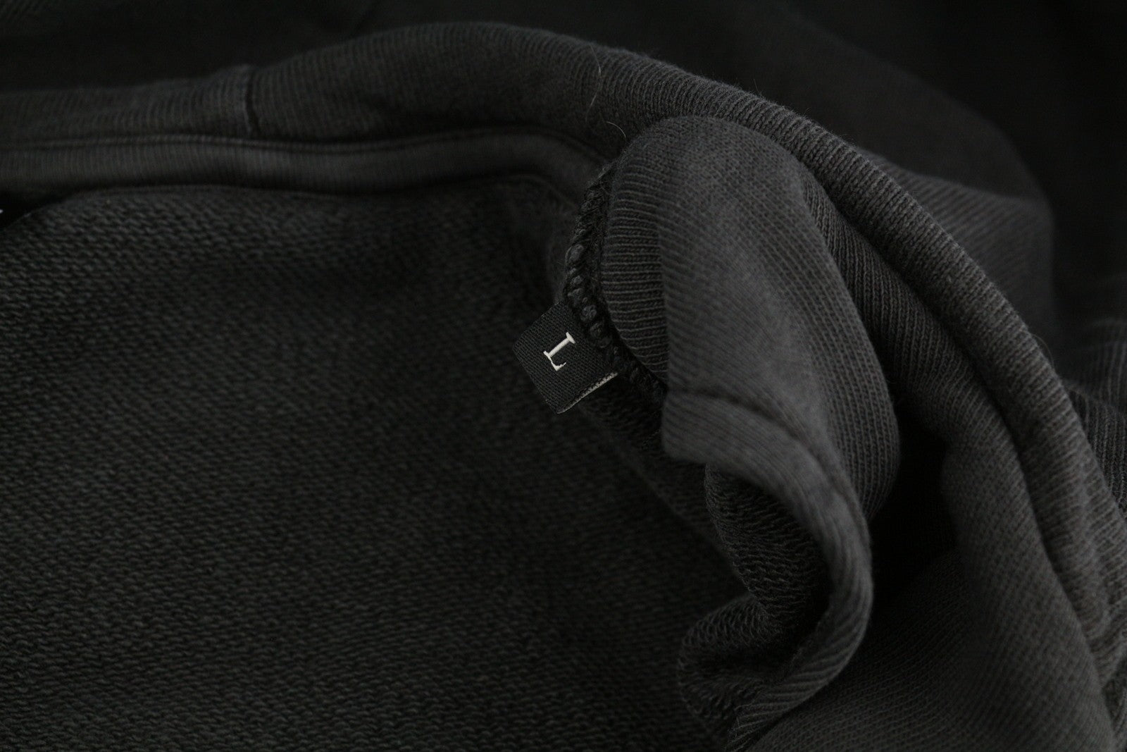 DIESEL J-Stol vyriška striukė L su skalbta juoda spalva, pilnai užtrauktuku, rekomenduojama kaina – 275 € (paminkštinta bomber striukė). 