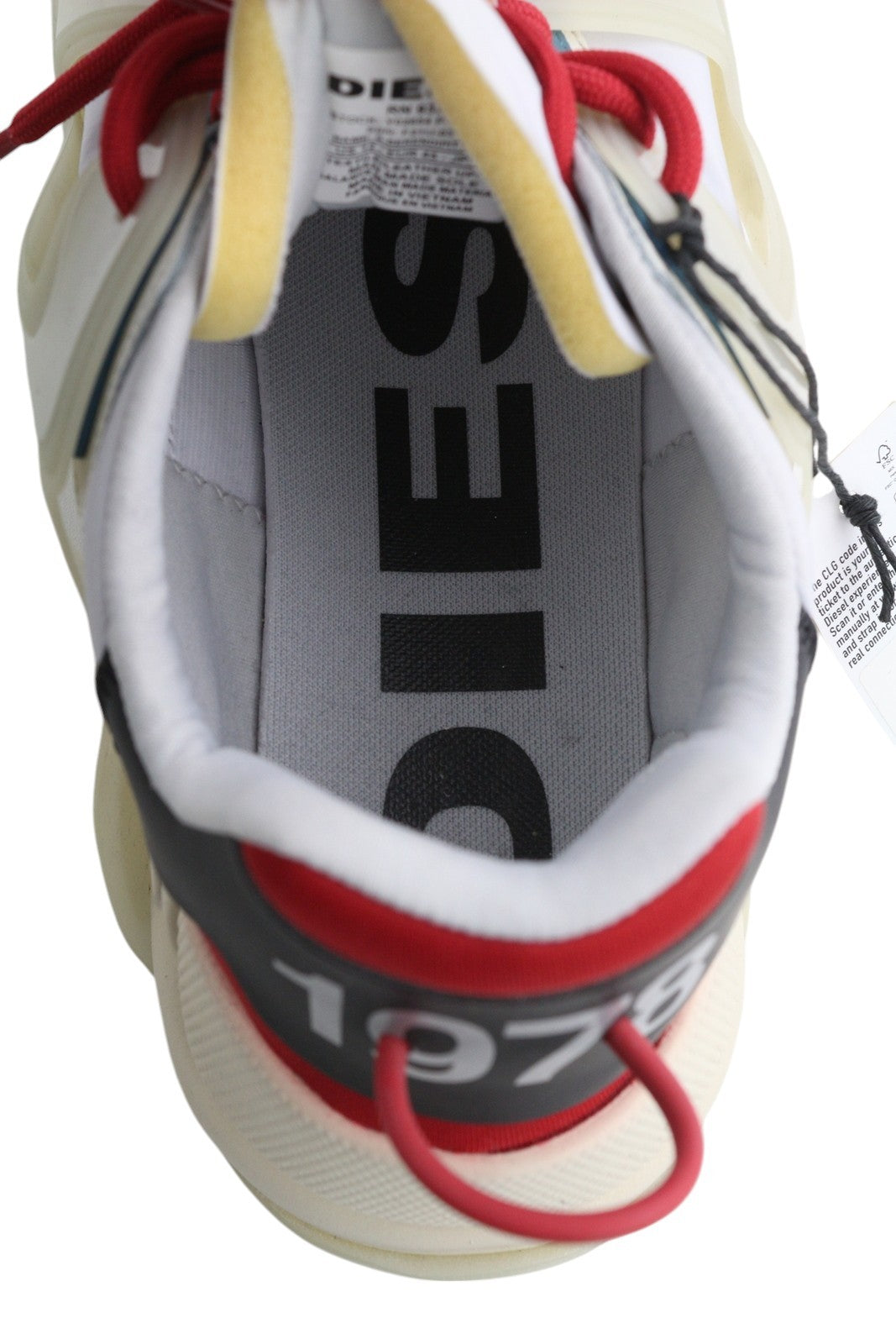 DIESEL S-Serendipity Mask vyriški sportbačiai, 45 dydžio, šviesios odos, migdolų spalvos, su gobtuvu. Rekomenduojama kaina – 150 €. 