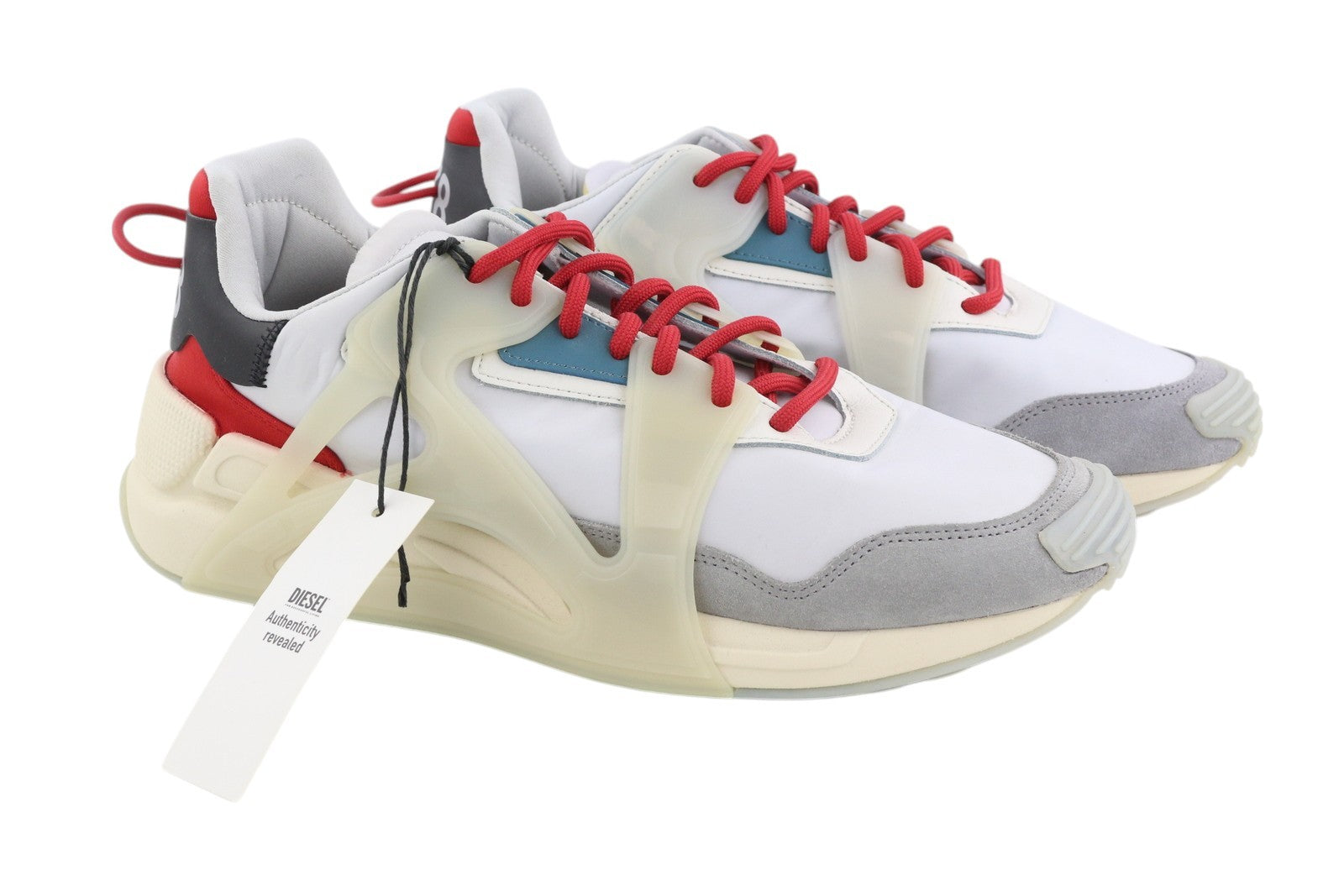 DIESEL S-Serendipity Mask vyriški sportbačiai, 45 dydžio, šviesios odos, migdolų spalvos, su gobtuvu. Rekomenduojama kaina – 150 €. 