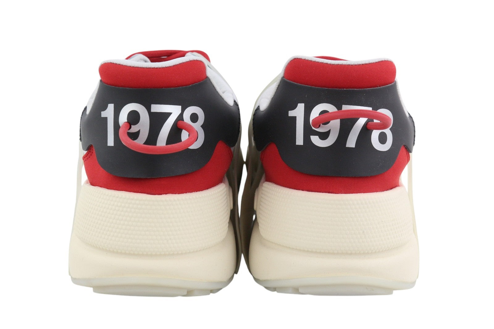 DIESEL S-Serendipity Mask vyriški sportbačiai, 45 dydžio, šviesios odos, migdolų spalvos, su gobtuvu. Rekomenduojama kaina – 150 €. 