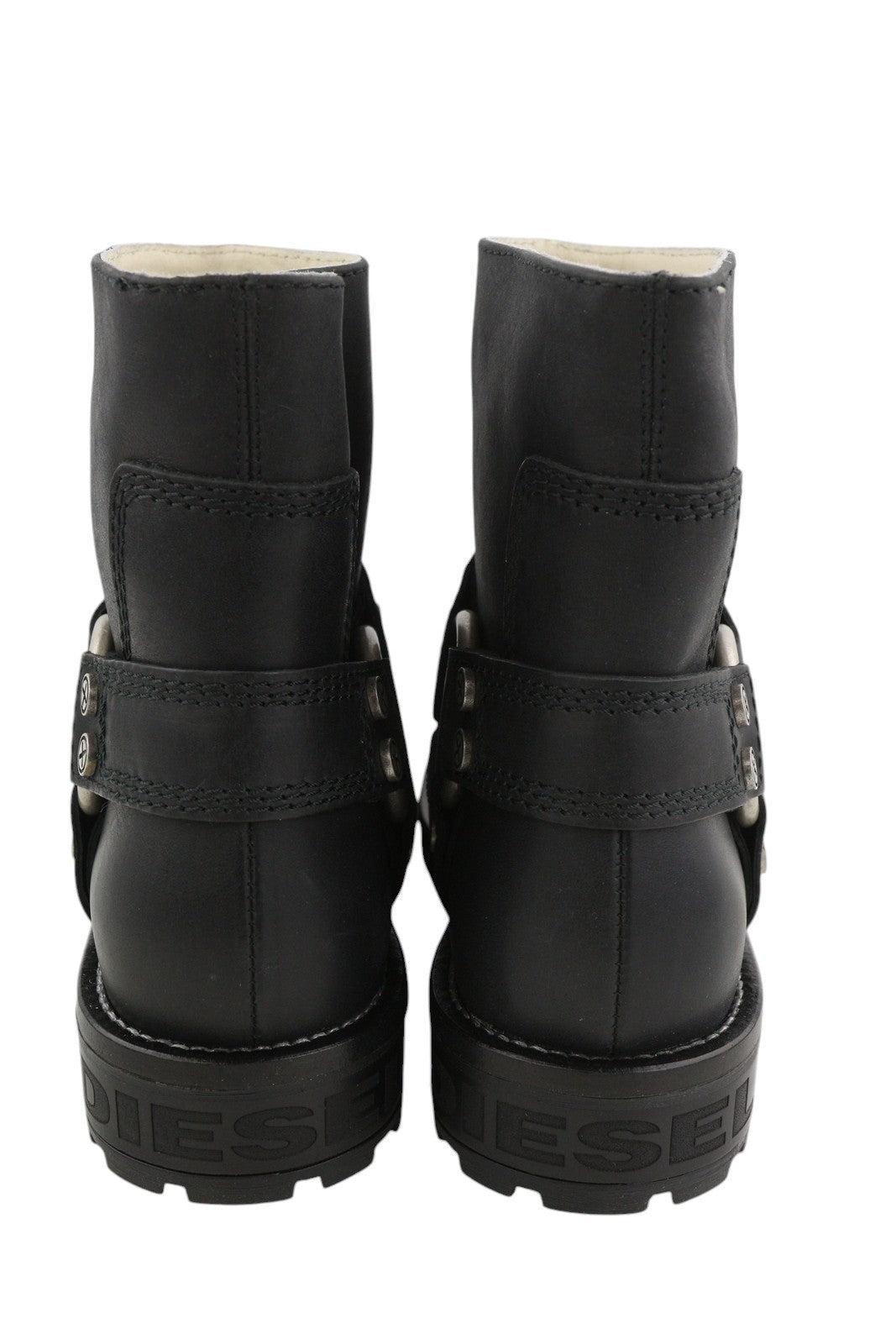 DIESEL D-Thruper Ab moteriški aulinukai, 39 dydis, juodos odos, sidabro spalvos, rekomenduojama kaina – 280 € 