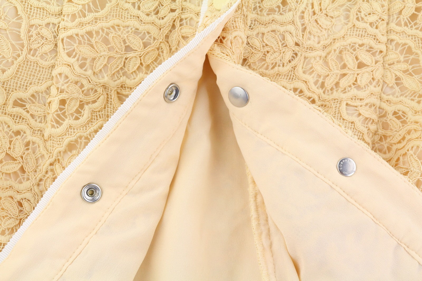 SANDRO moteriška suknelė, 40 dydžio, smėlio spalvos, su nėriniuota, siuvinėta, su sagomis, trumpomis rankovėmis. 