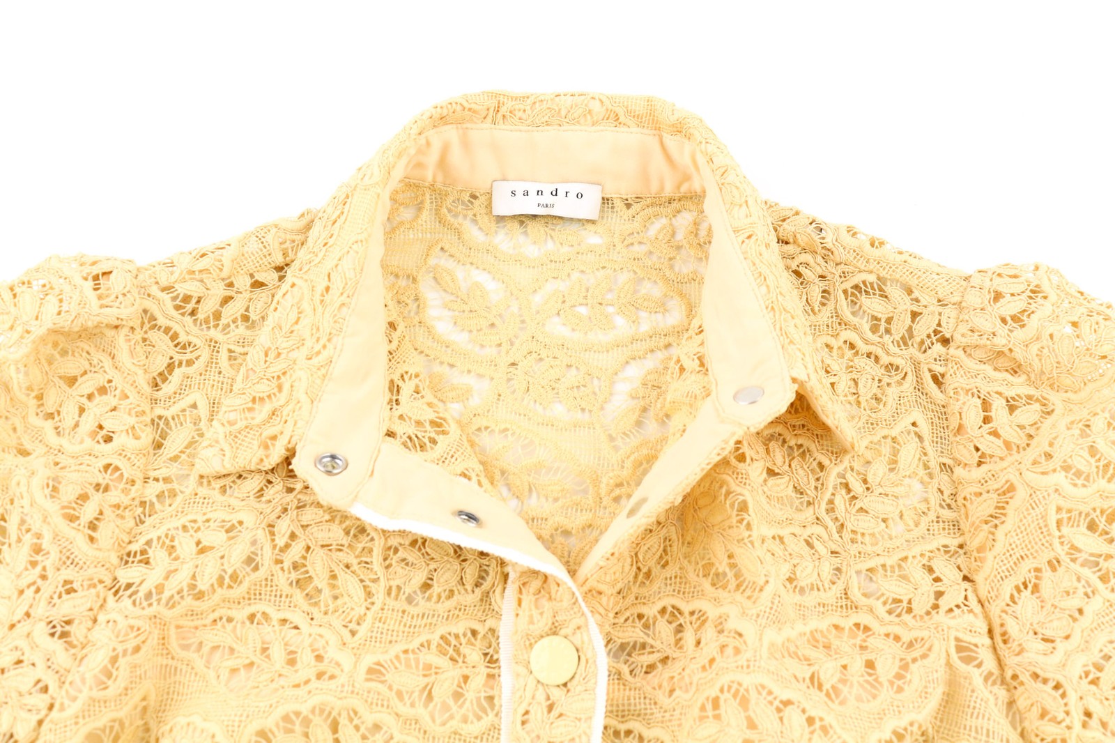 SANDRO moteriška suknelė, 40 dydžio, smėlio spalvos, su nėriniuota, siuvinėta, su sagomis, trumpomis rankovėmis. 