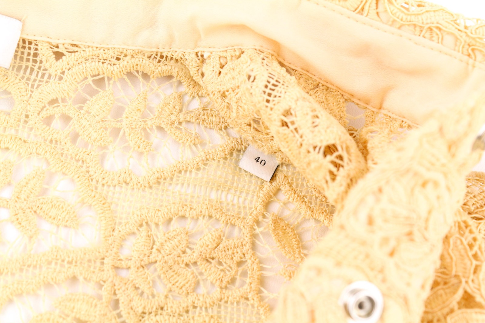 SANDRO moteriška suknelė, 40 dydžio, smėlio spalvos, su nėriniuota, siuvinėta, su sagomis, trumpomis rankovėmis. 