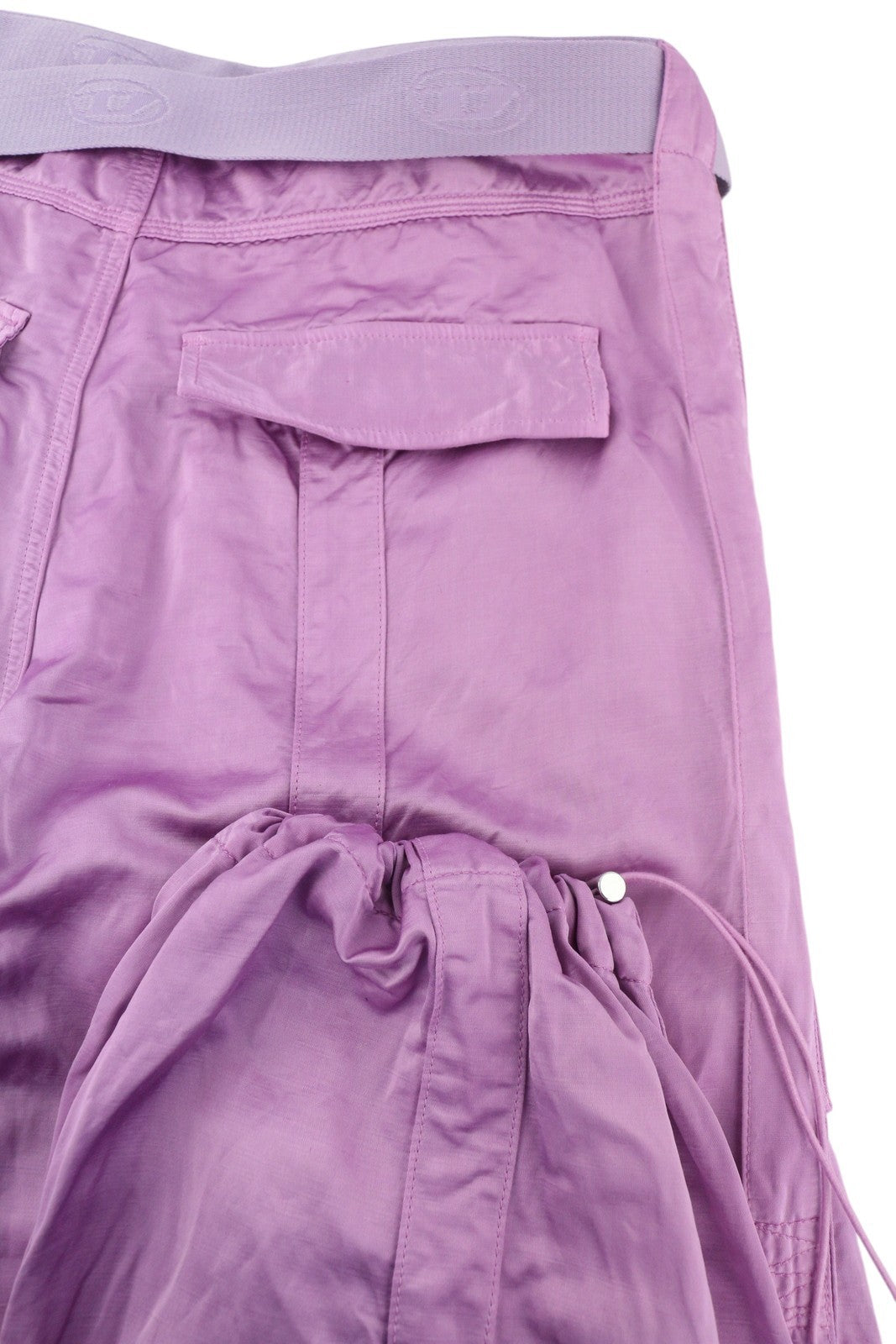 DIESEL moteriškos kelnės ~W30 rožinės spalvos, atlasinės, blizgančios, su diržu ir uždėtinėmis kišenėmis. 