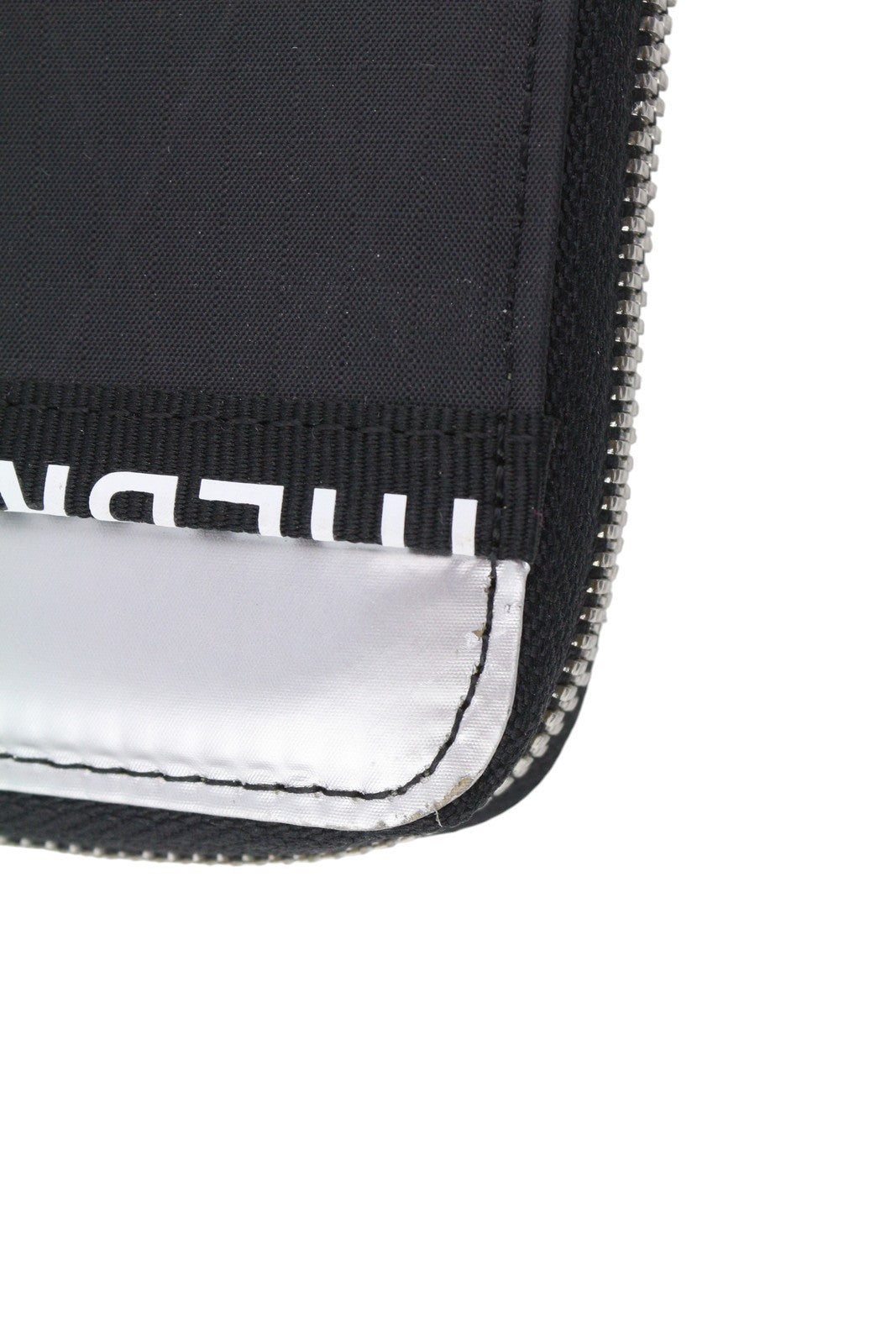 DIESEL 24" vyriška piniginė su užtrauktuku, juodos spalvos, odinė, unisex, su tamsiu logotipu. 