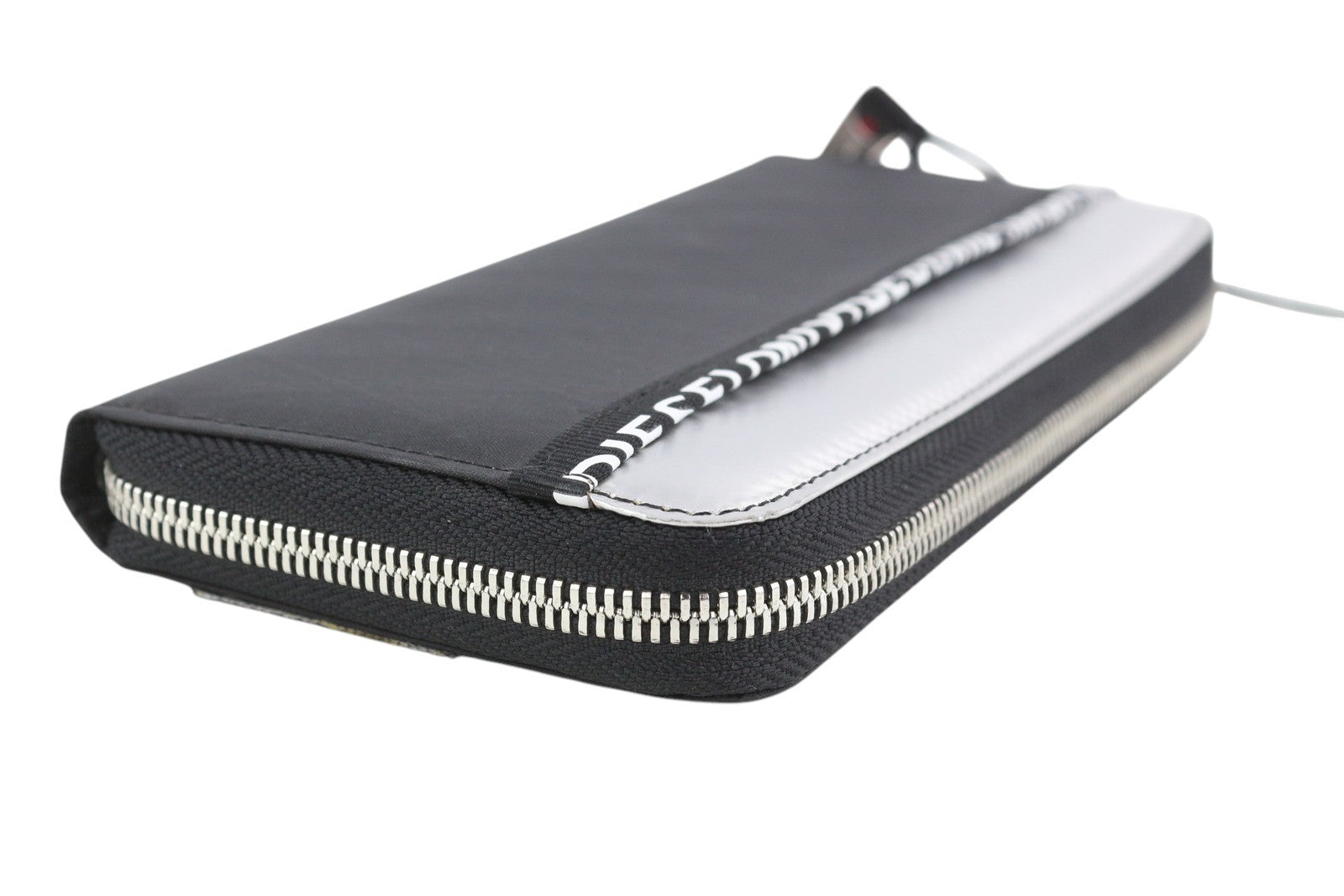 DIESEL 24" vyriška piniginė su užtrauktuku, juodos spalvos, odinė, unisex, su tamsiu logotipu. 