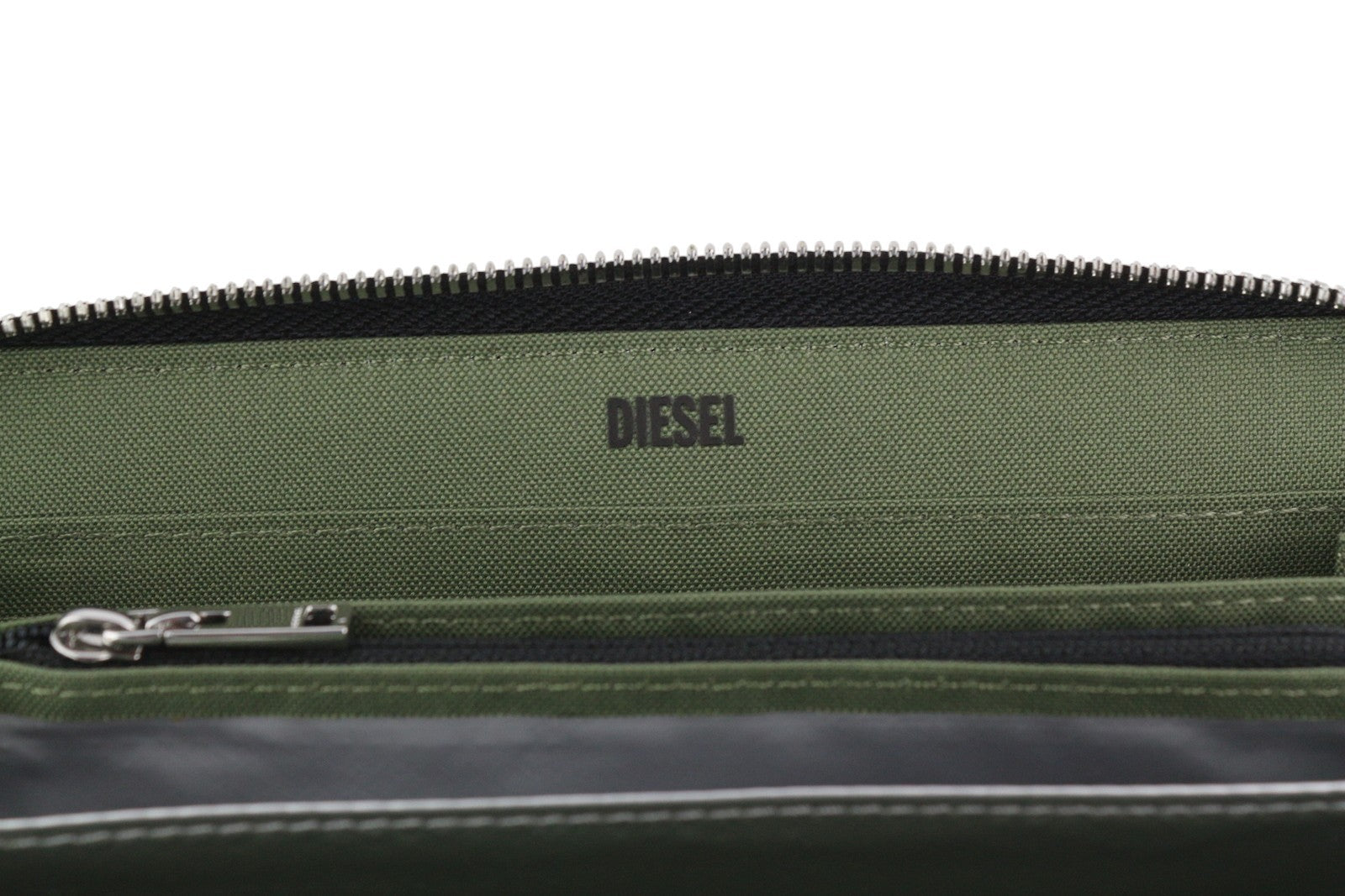 DIESEL 24" vyriška piniginė su užtrauktuku, juodos spalvos, odinė, unisex, su tamsiu logotipu. 