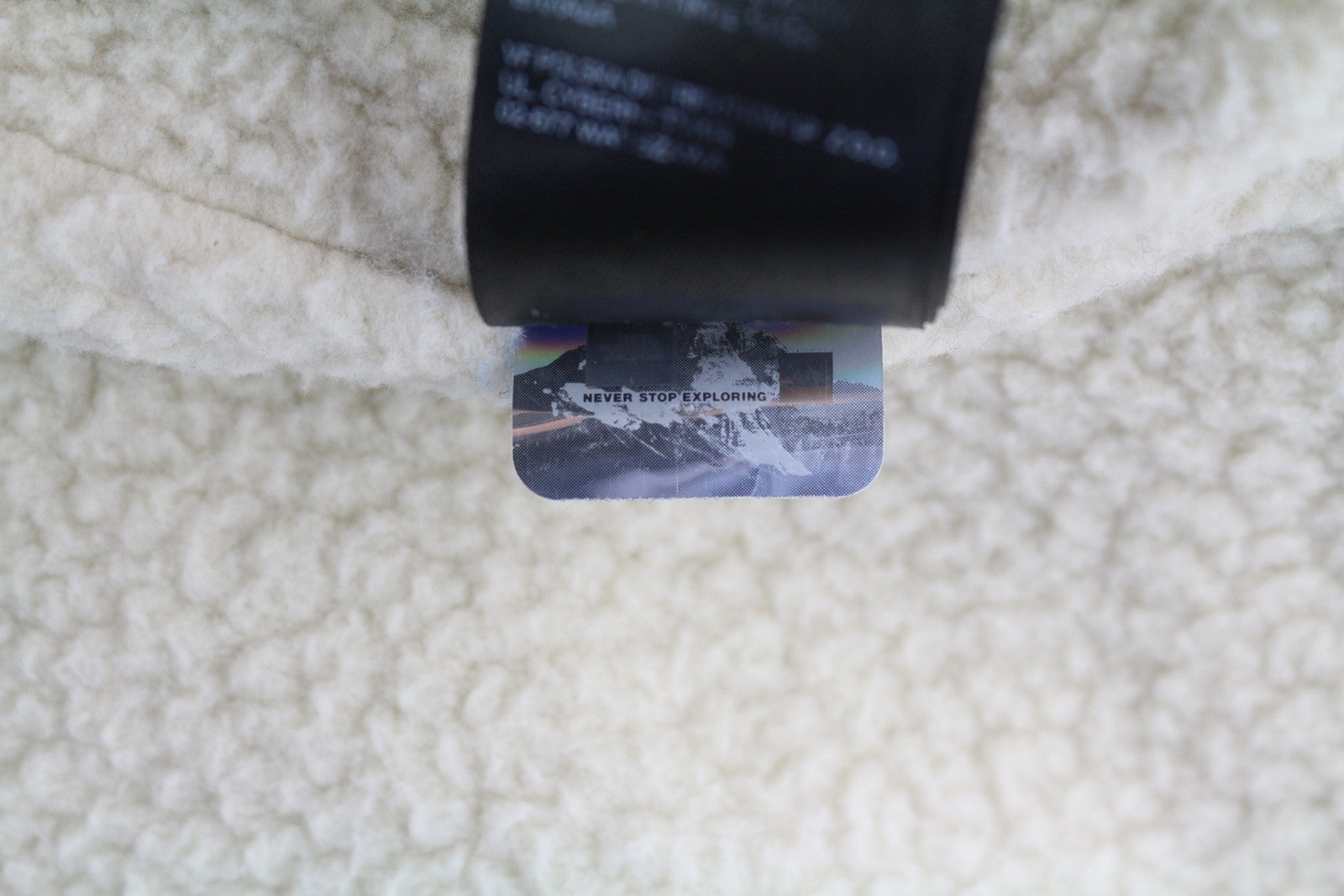 THE NORTH FACE „Campshire“ vyriška striukė su fliso pamušalu ir užsegimu. S dydis, juoda. 