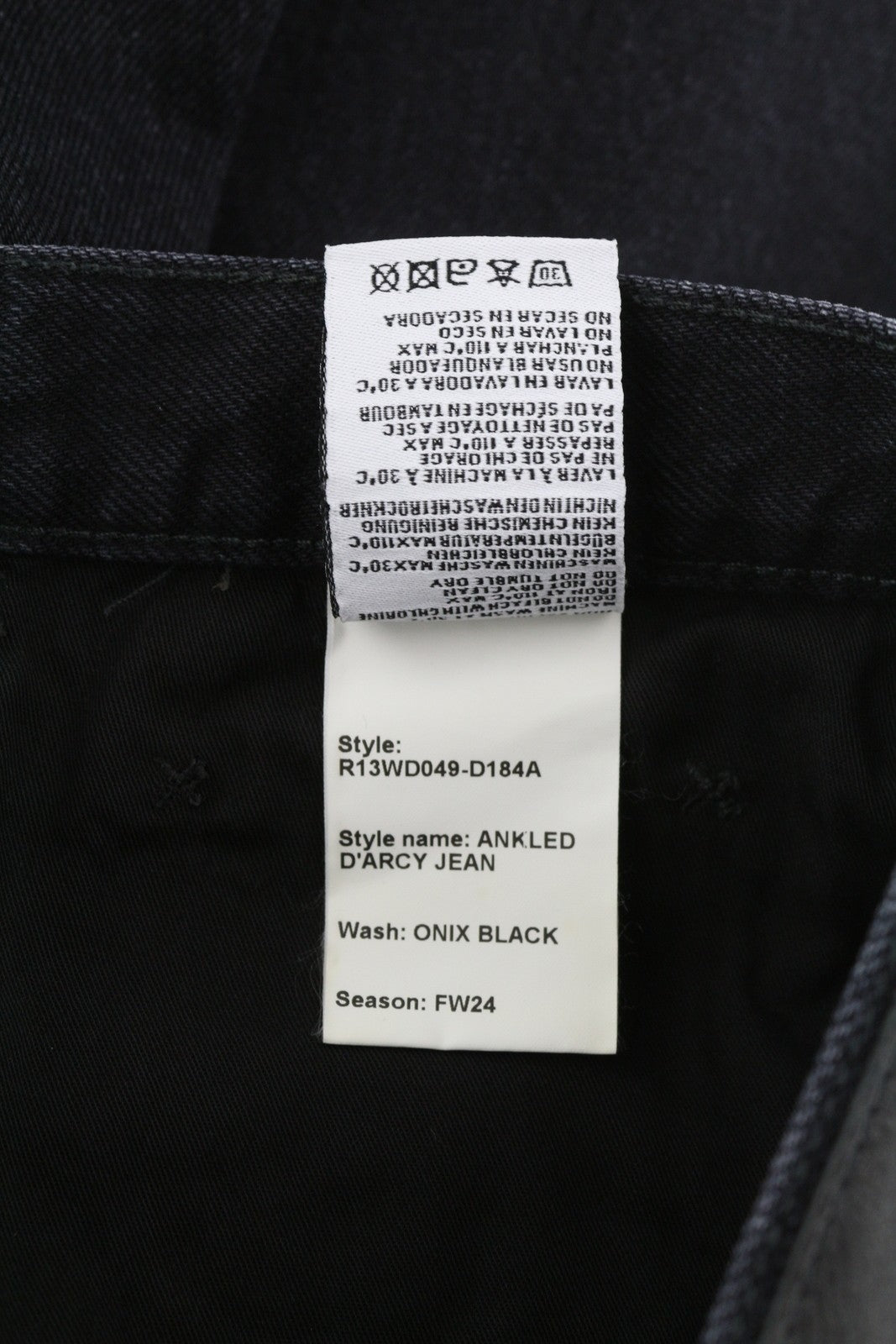 R13 „Ankled D'Arcy“ moteriški džinsai, 23 cm pločio, trumpi, iki kulkšnių, onikso juodumo, rekomenduojama kaina – 695 € 