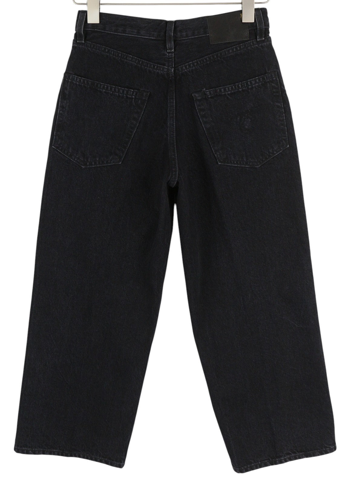 R13 „Ankled D'Arcy“ moteriški džinsai, 23 cm pločio, trumpi, iki kulkšnių, onikso juodumo, rekomenduojama kaina – 695 € 