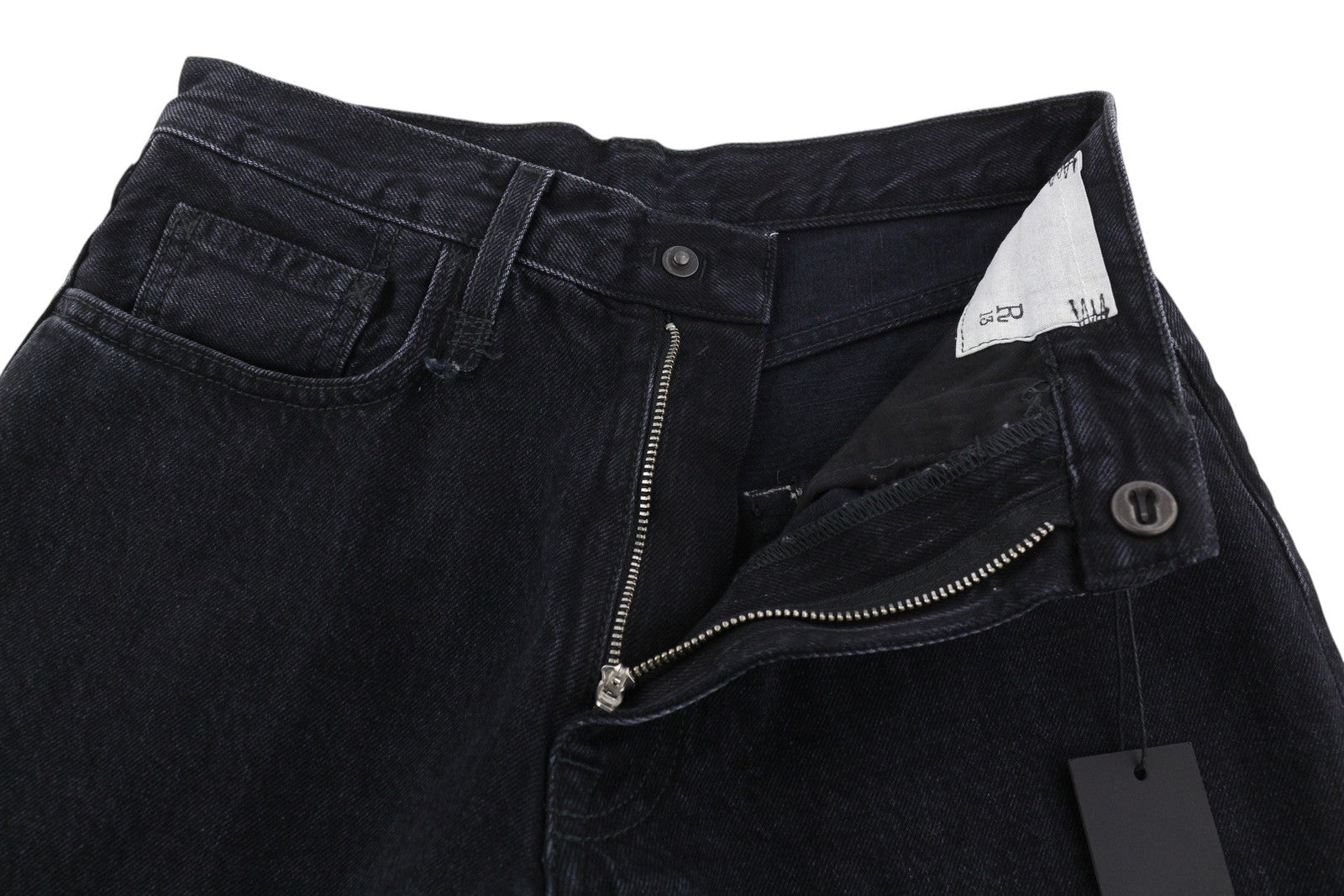 R13 „Ankled D'Arcy“ moteriški džinsai, 23 cm pločio, trumpi, iki kulkšnių, onikso juodumo, rekomenduojama kaina – 695 € 