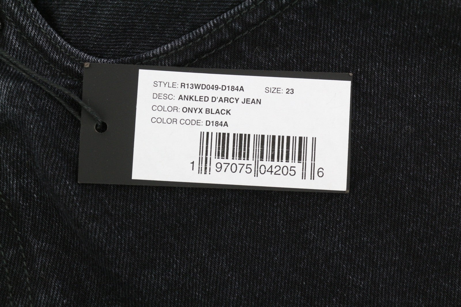 R13 „Ankled D'Arcy“ moteriški džinsai, 23 cm pločio, trumpi, iki kulkšnių, onikso juodumo, rekomenduojama kaina – 695 € 