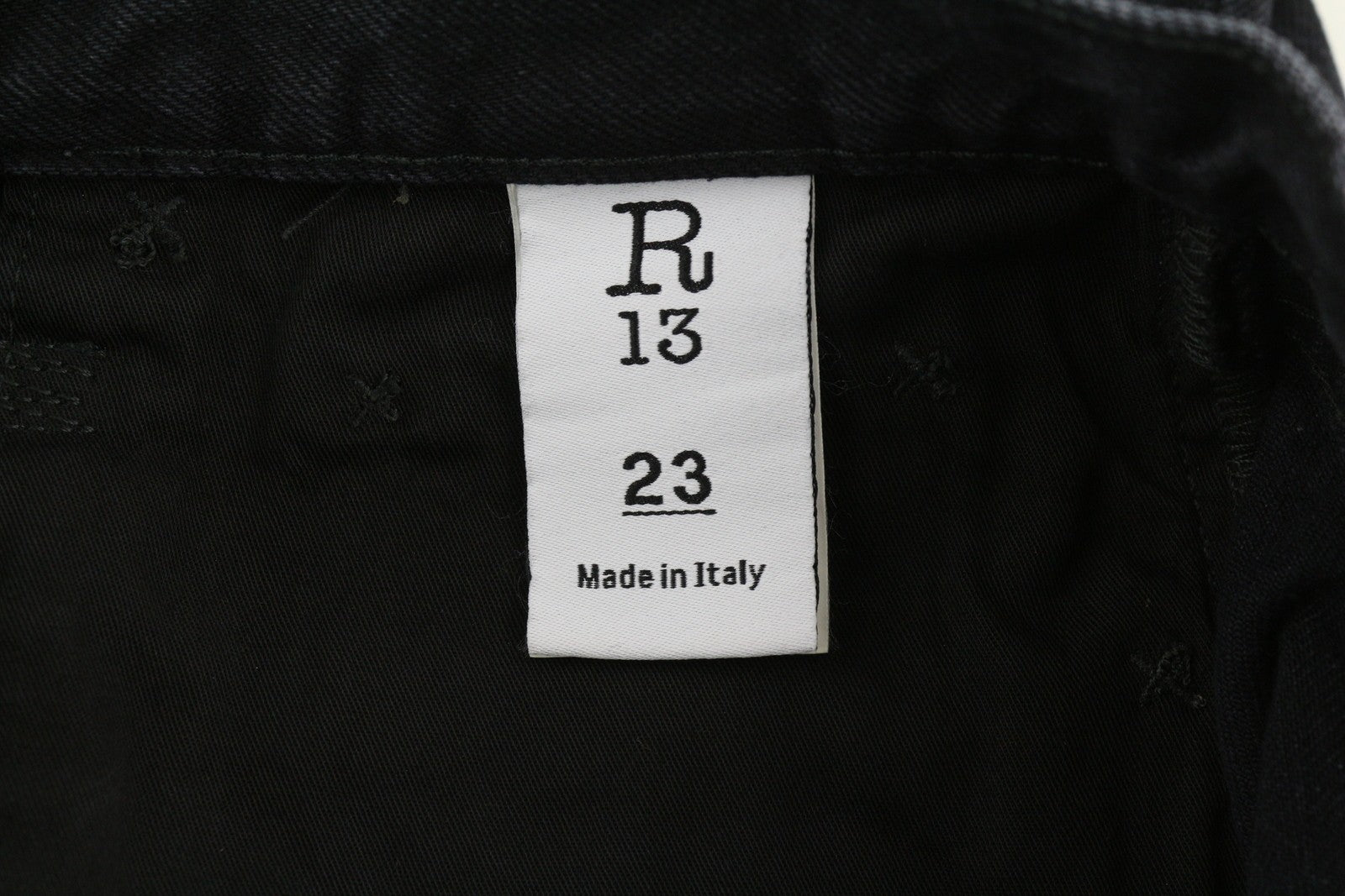 R13 „Ankled D'Arcy“ moteriški džinsai, 23 cm pločio, trumpi, iki kulkšnių, onikso juodumo, rekomenduojama kaina – 695 € 