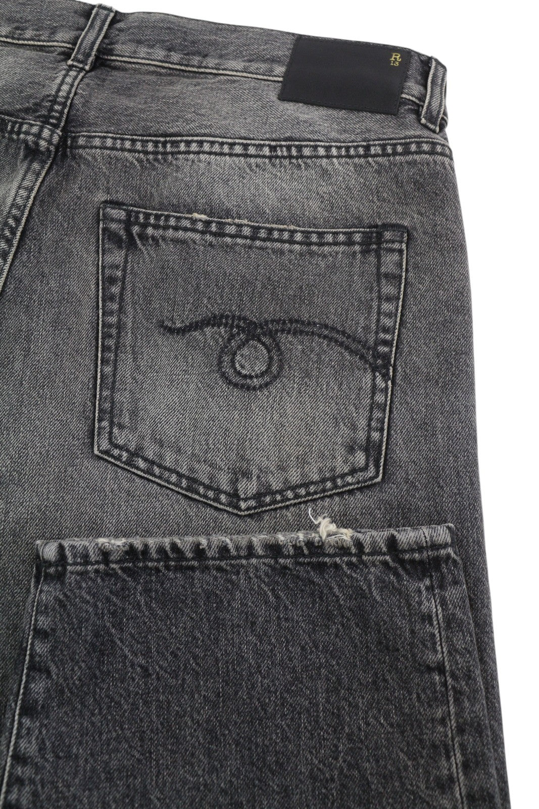 R13 Boyfriend moteriški džinsai 29, tiesaus kirpimo, su užtrauktuku, skalbti Leyton juodi 