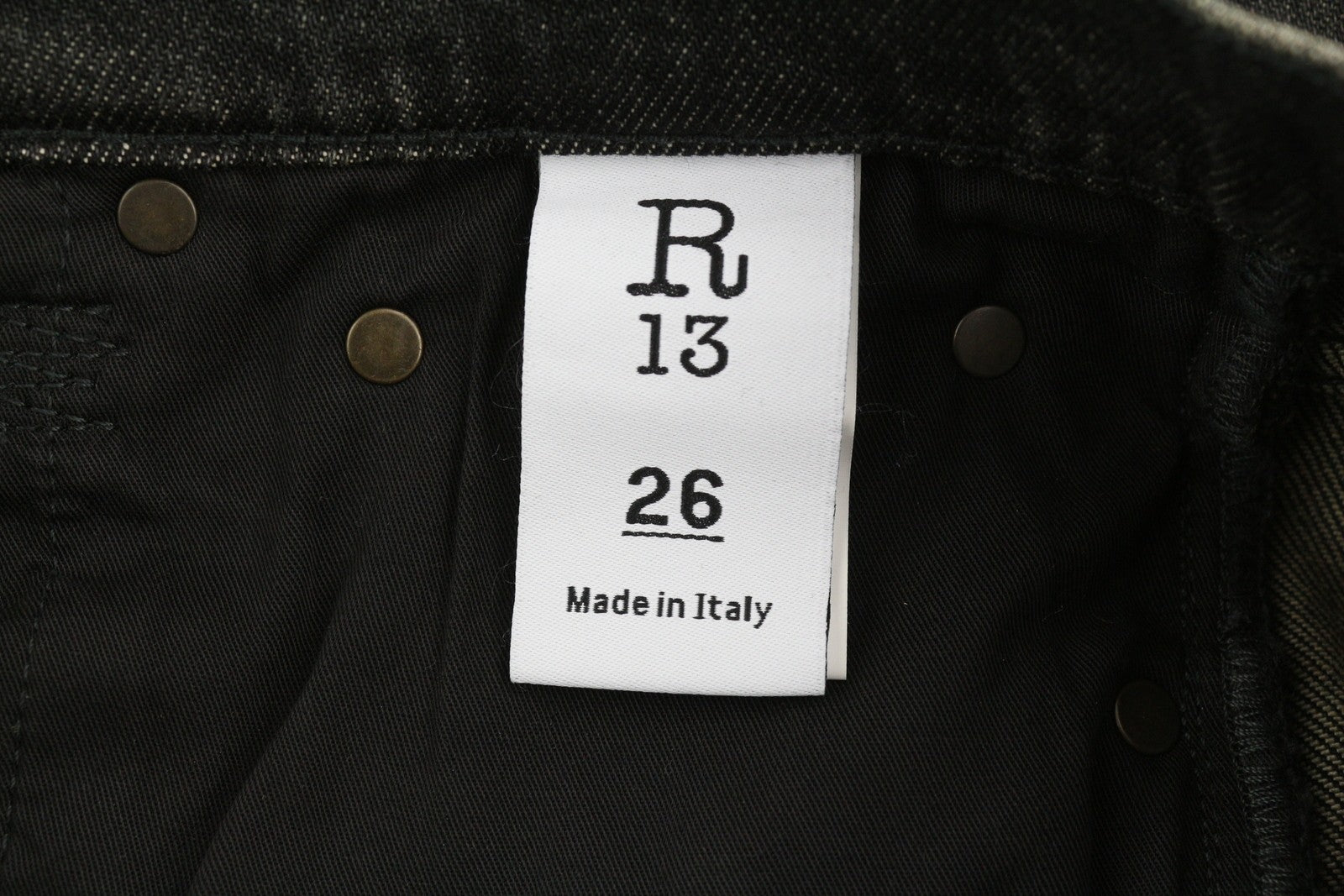 R13 „Boyfriend“ moteriški džinsai, 26 dydžio, plėšyti tiesūs, skalbti, „Abbey“ stiliaus, rekomenduojama kaina – 695 € 