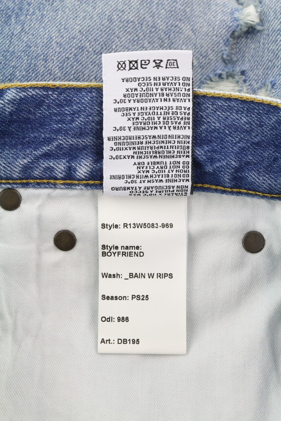 R13 „Boyfriend“ moteriškos džinsinės kelnės, 29 m., skalbti iki kulkšnies, trumpintos, „Distress Bain“ su plėšytomis kelnėmis. RMK 595 €. 