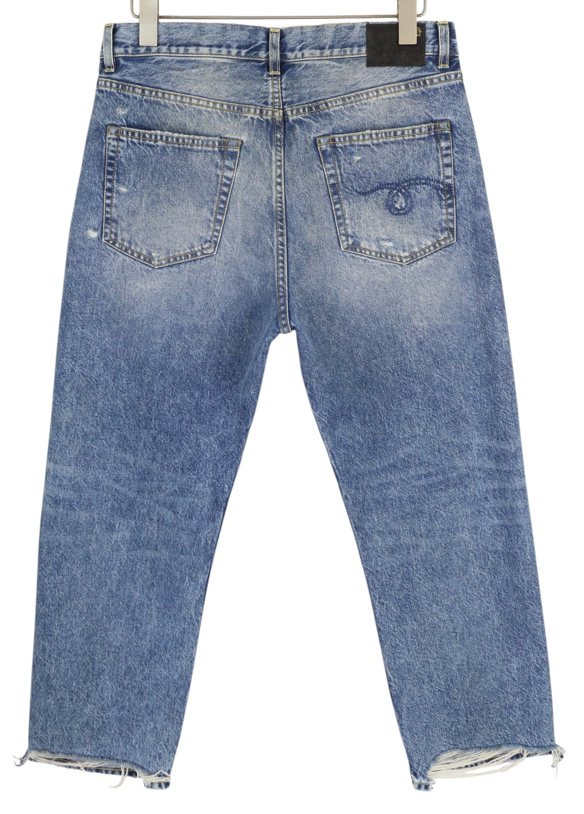 R13 „Boyfriend“ moteriškos džinsinės kelnės, 29 m., skalbti iki kulkšnies, trumpintos, „Distress Bain“ su plėšytomis kelnėmis. RMK 595 €. 