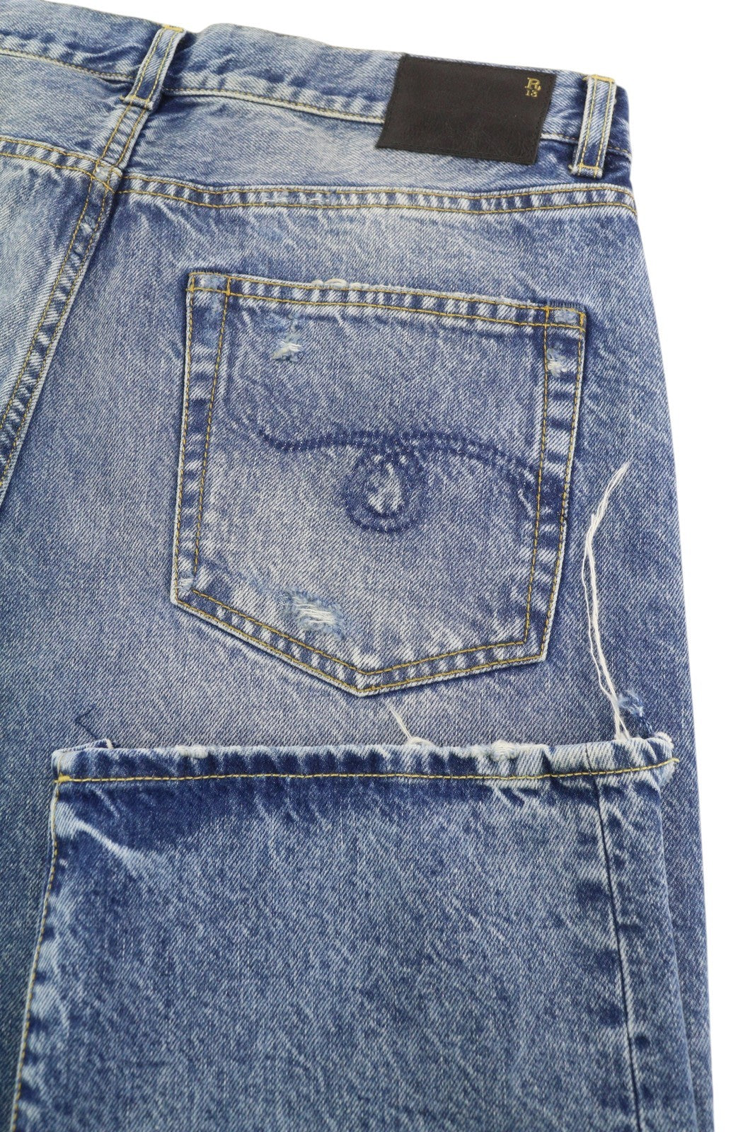 R13 „Boyfriend“ moteriškos džinsinės kelnės, 29 m., skalbti iki kulkšnies, trumpintos, „Distress Bain“ su plėšytomis kelnėmis. RMK 595 €. 