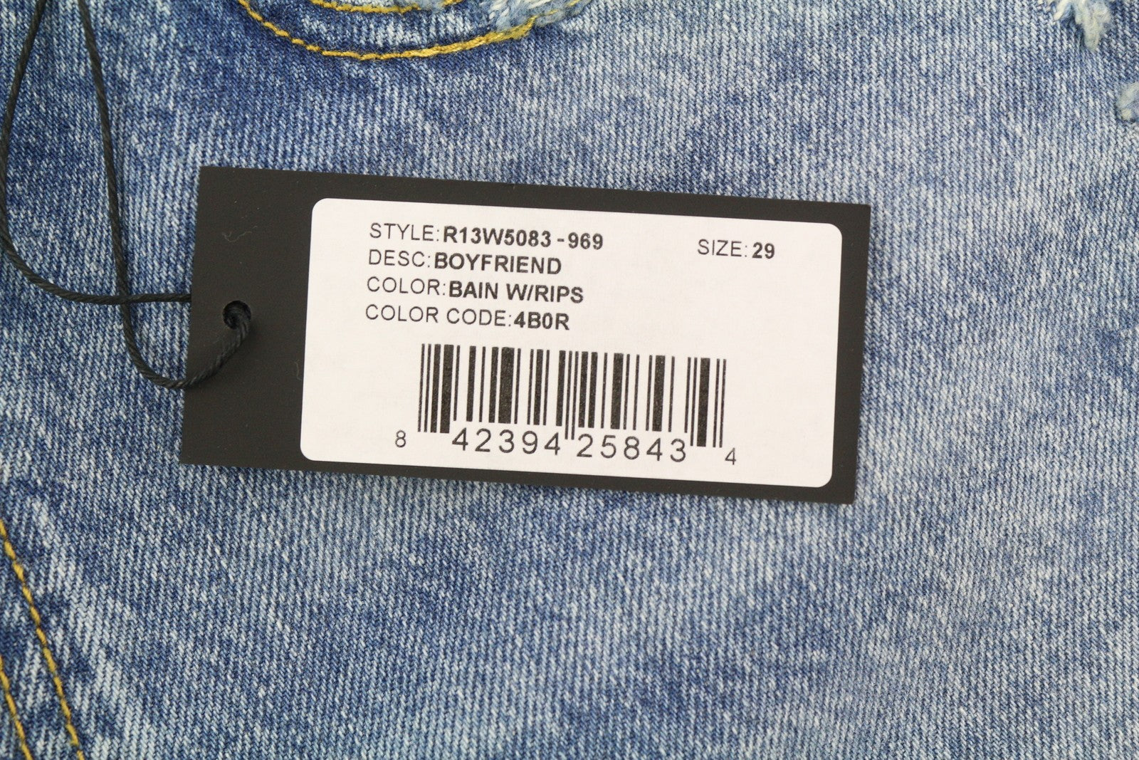 R13 „Boyfriend“ moteriškos džinsinės kelnės, 29 m., skalbti iki kulkšnies, trumpintos, „Distress Bain“ su plėšytomis kelnėmis. RMK 595 €. 