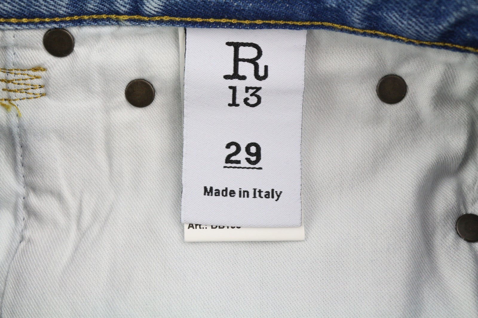 R13 „Boyfriend“ moteriškos džinsinės kelnės, 29 m., skalbti iki kulkšnies, trumpintos, „Distress Bain“ su plėšytomis kelnėmis. RMK 595 €. 