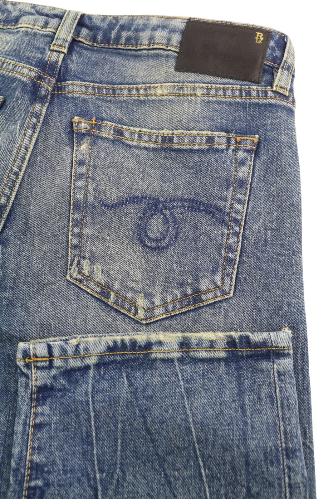 R13 berniukiški tiesūs moteriški džinsai iki kulkšnių, trumpi, skalbtos mėlynos spalvos, tamprūs Kelly džinsai, rekomenduojama kaina – 645 € 