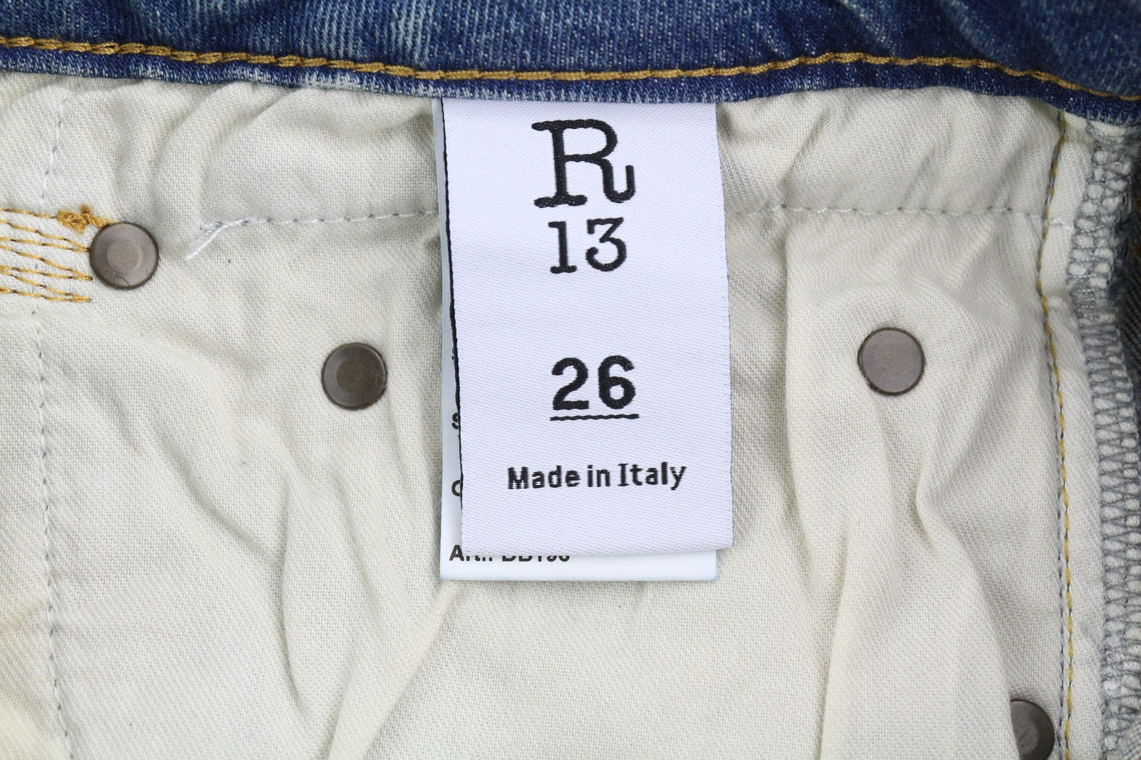 R13 berniukiški tiesūs moteriški džinsai iki kulkšnių, trumpi, skalbtos mėlynos spalvos, tamprūs Kelly džinsai, rekomenduojama kaina – 645 € 