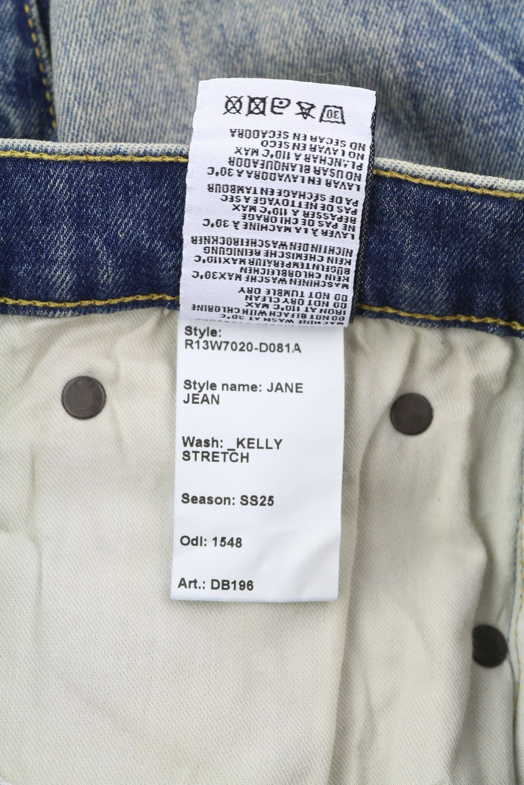 R13 Jane moteriški džinsai, 28 dydis, skalbtos mėlynos spalvos, platėjančios kojos, užtrauktuku, tamprūs, rekomenduojama kaina – 645 € 