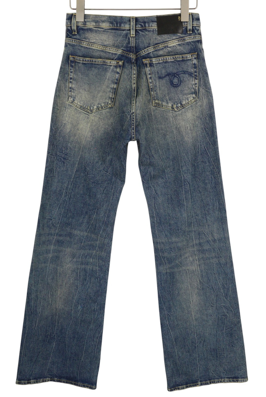 R13 Jane moteriški džinsai, 28 dydis, skalbtos mėlynos spalvos, platėjančios kojos, užtrauktuku, tamprūs, rekomenduojama kaina – 645 € 