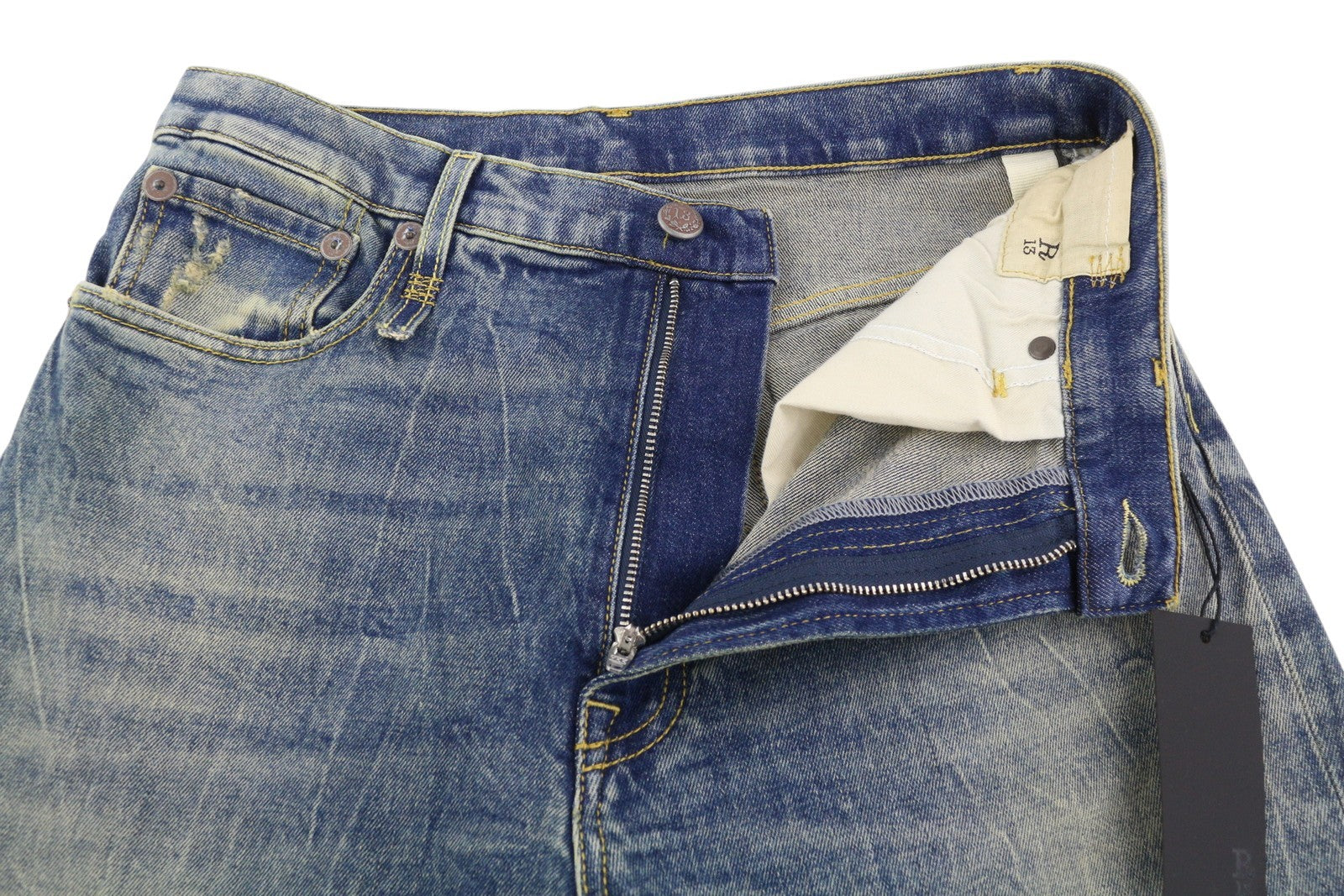 R13 Jane moteriški džinsai, 28 dydis, skalbtos mėlynos spalvos, platėjančios kojos, užtrauktuku, tamprūs, rekomenduojama kaina – 645 € 