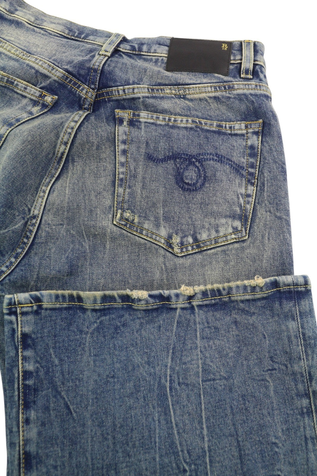 R13 Jane moteriški džinsai, 28 dydis, skalbtos mėlynos spalvos, platėjančios kojos, užtrauktuku, tamprūs, rekomenduojama kaina – 645 € 