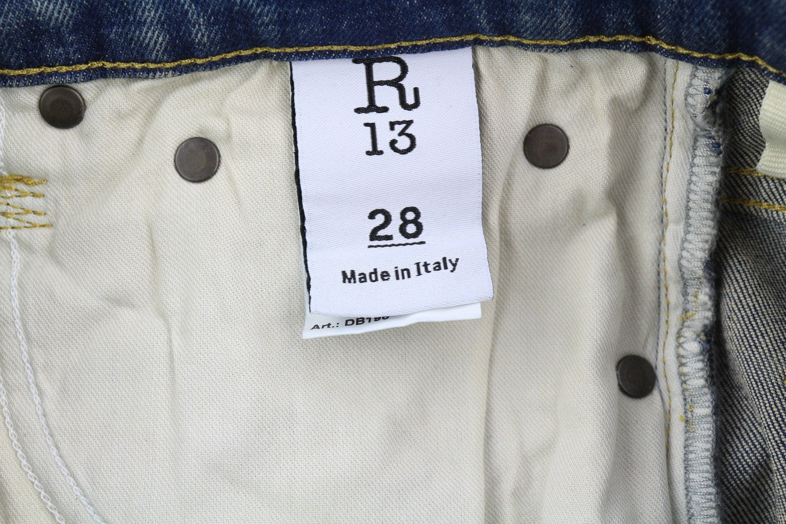 R13 Jane moteriški džinsai, 28 dydis, skalbtos mėlynos spalvos, platėjančios kojos, užtrauktuku, tamprūs, rekomenduojama kaina – 645 € 