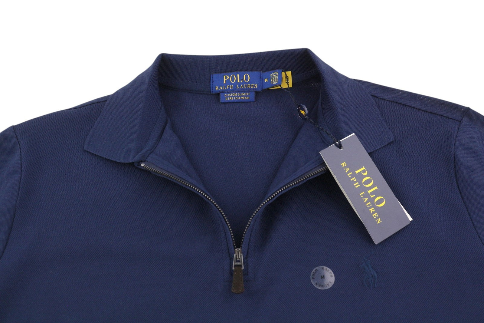 RALPH LAUREN „Custom Slim“ vyriški polo marškinėliai su puse užtrauktuko, tamprūs tinklelio audiniai, rekomenduojama kaina – 155 € 