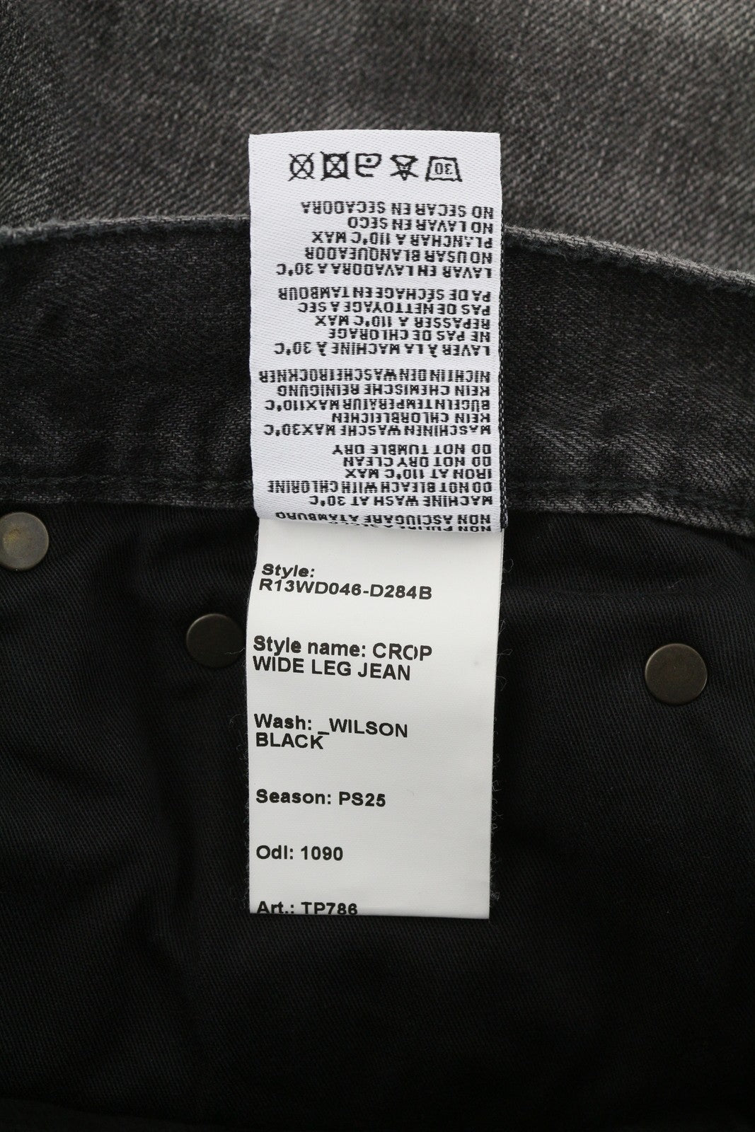 R13 trumpi plačių klešnių moteriški džinsai, 26 Wilson juodi, skalbti iki kulkšnies, rekomenduojama kaina – 695 € 