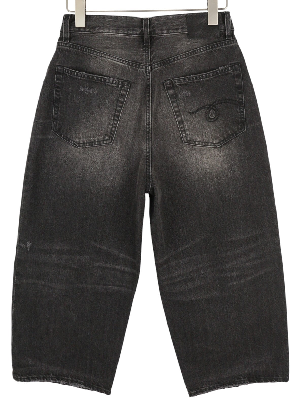 R13 trumpi plačių klešnių moteriški džinsai, 26 Wilson juodi, skalbti iki kulkšnies, rekomenduojama kaina – 695 € 