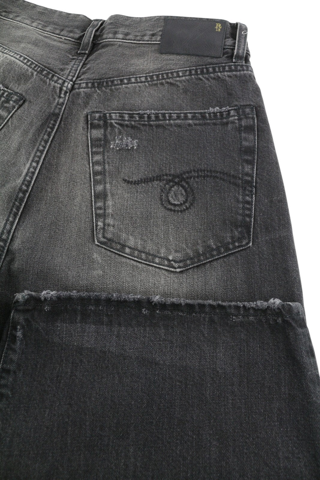 R13 trumpi plačių klešnių moteriški džinsai, 26 Wilson juodi, skalbti iki kulkšnies, rekomenduojama kaina – 695 € 