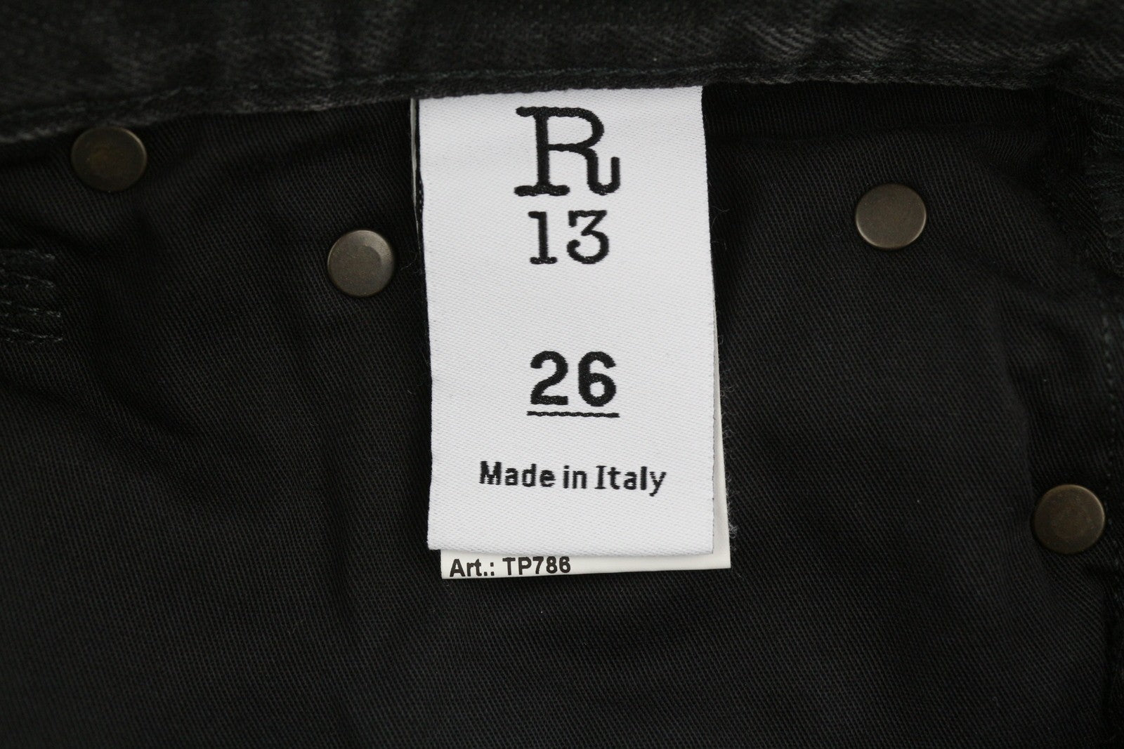 R13 trumpi plačių klešnių moteriški džinsai, 26 Wilson juodi, skalbti iki kulkšnies, rekomenduojama kaina – 695 € 