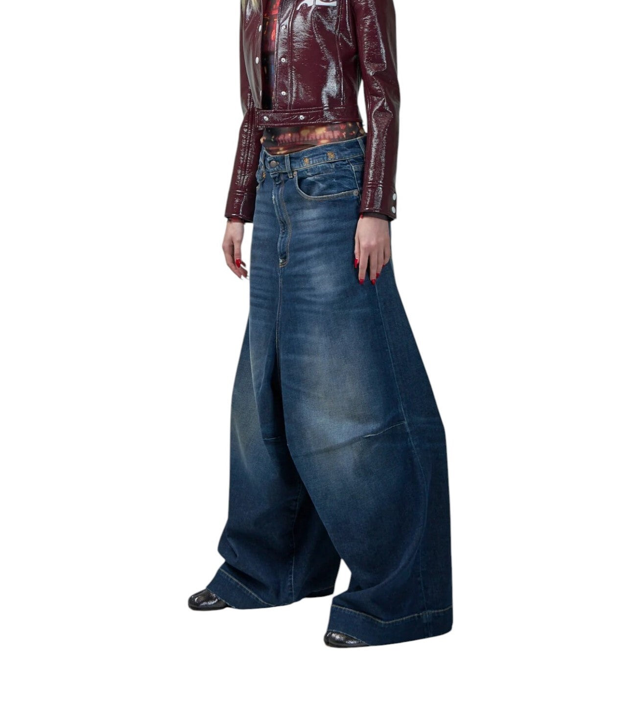 R13 Jesse moteriški džinsai, 27, laisvi, tiesaus kirpimo, su nuleidžiamu tarpkoju, užtrauktuku, skalbtos mėlynos spalvos. Rekomenduojama kaina – 870 €. 